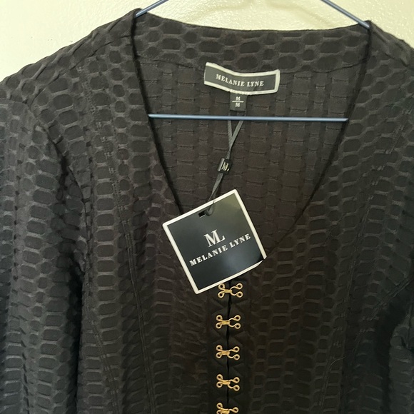Beautiful long-sleeved Melanie Lyne top. Eye-catching details and texture. - Picture 2 of 8